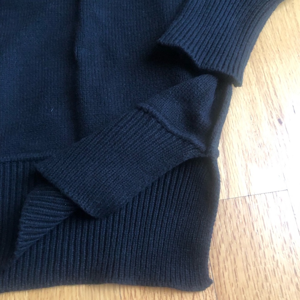 Aemi and Co. ina oversized sweater - Picture 5 of 6
